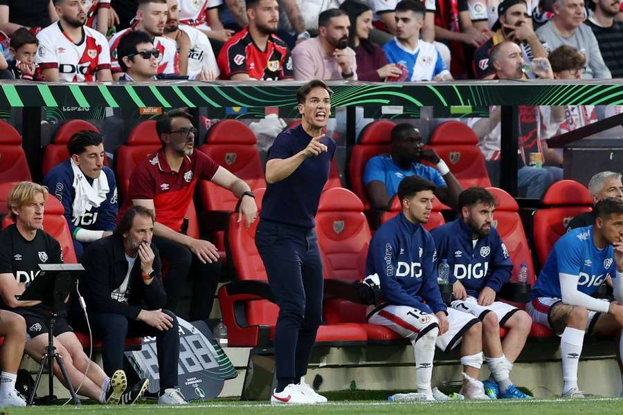 Íñigo Pérez, dirigiendo al Rayo en Vallecas