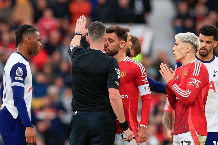 Bruno Fernandes recebeu vermelho direto em duelo contra o Tottenham