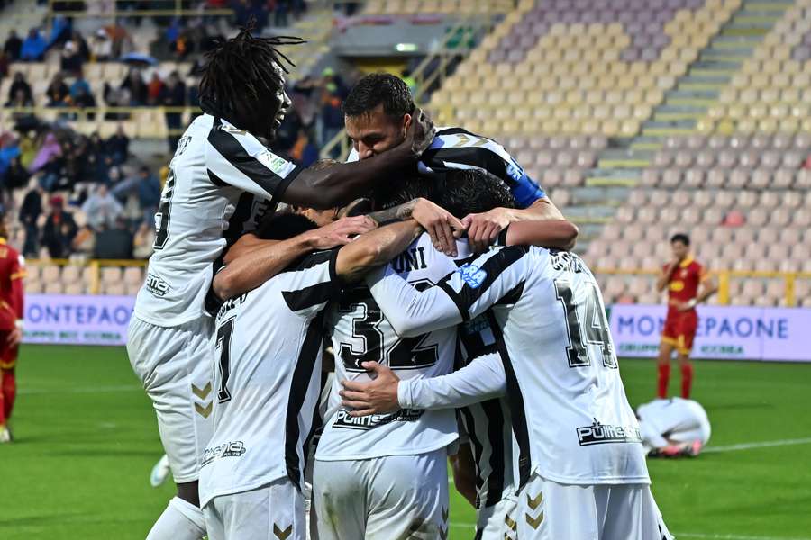 L'esultanza dei giocatori dell'Ascoli dopo la vittoria contro il Catanzaro