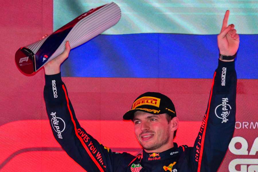 Verstappen, con su trofeo de ganador en Catar