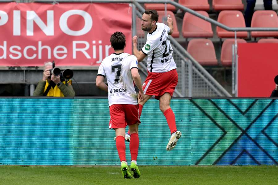 Sander van der Streek van FC Utrecht viert de 1-0