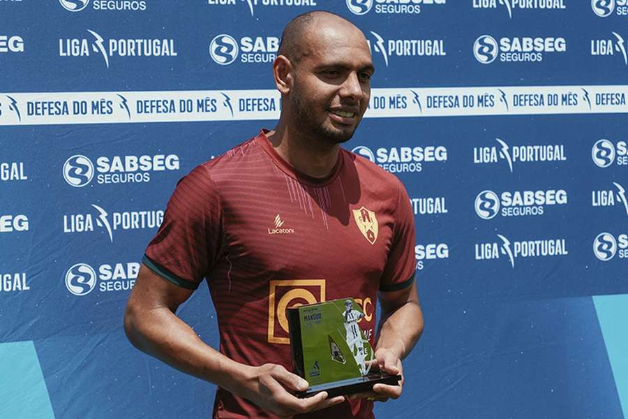 Mansur com o prémio de melhor defesa da Liga 2 em abril