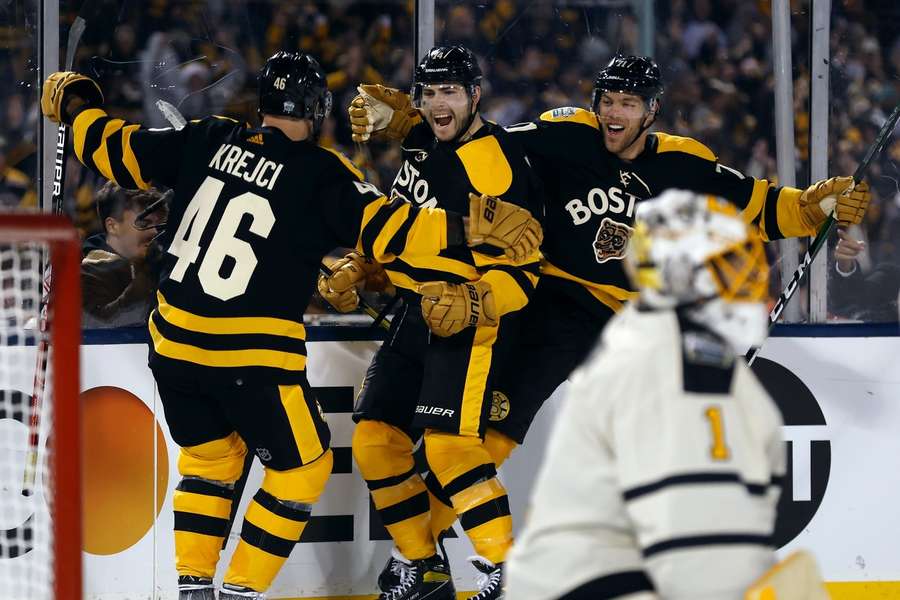 Autor dvoch góloch Jake DeBrusk medzi Davidom Krejčím a Taylorom Hallom. 
