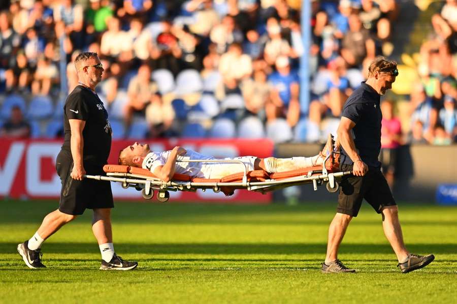 Liberecký Petr Hodouš nedohrál duel se Slavií, hřiště opustil na nosítkách.