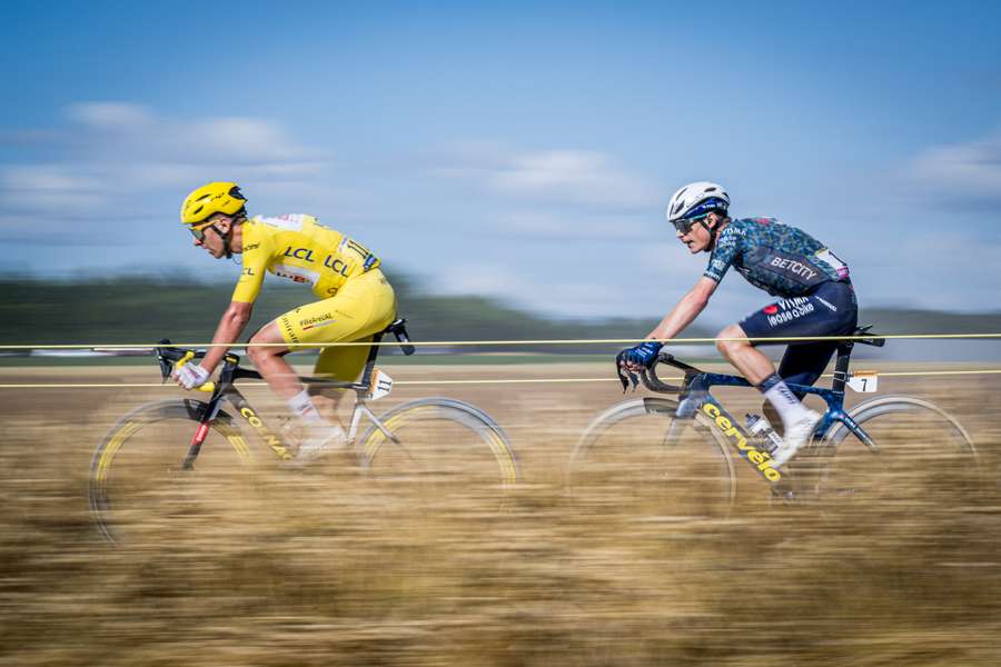 Vingegaard a ruota di Pogacar durante la nona tappa del Tour