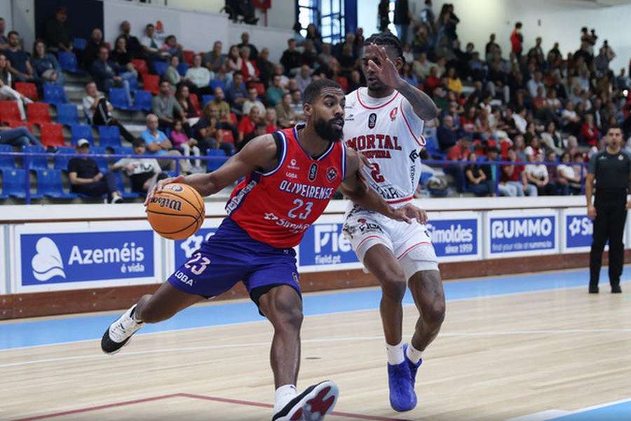 Wesley Saunders em ação pela Oliveirense