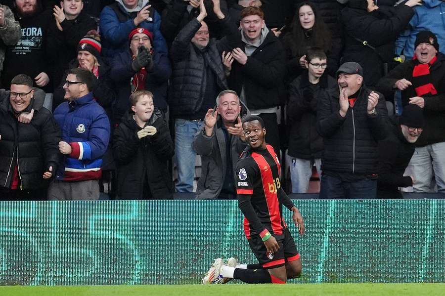 Ouattara celebra para el Bournemouth.