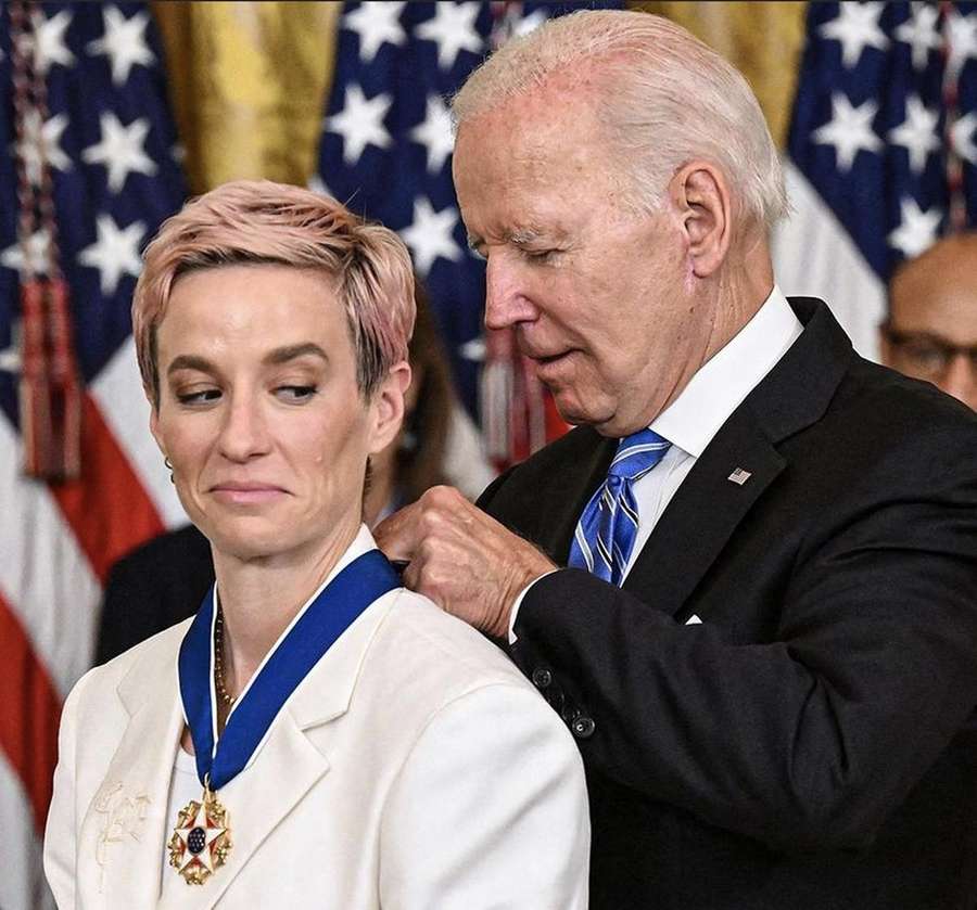 Rapinoe recebe condecoração do presidente Joe Biden