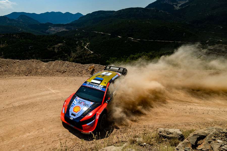 Ott Tänak bateu Ogier e Adrien Fourmaux