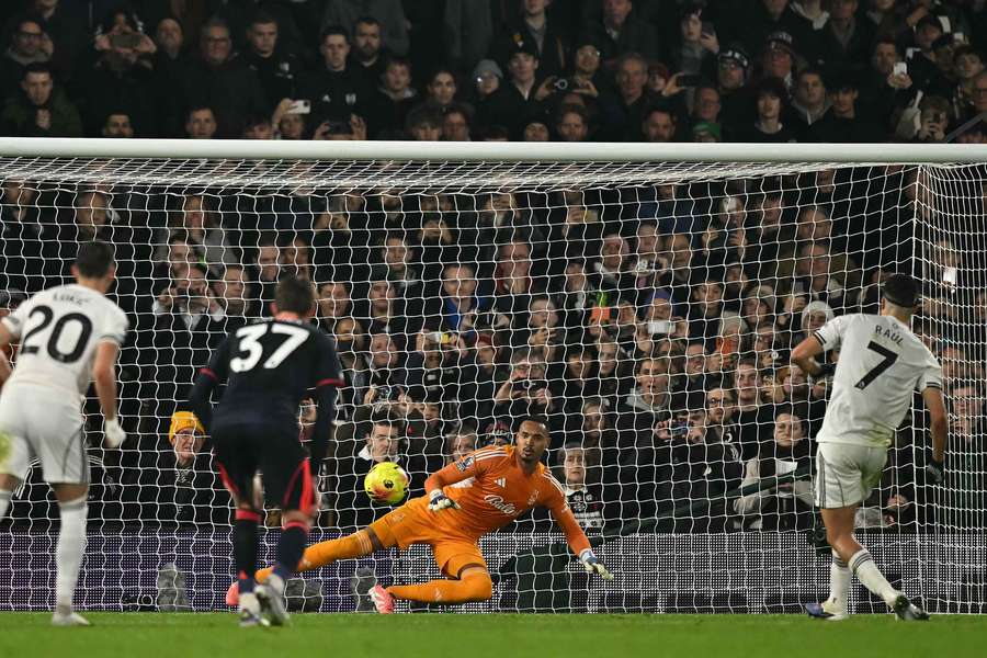 Raúl Jiménez rozhodl gólem z penalty o výhře Fulhamu nad Nottinghamem.