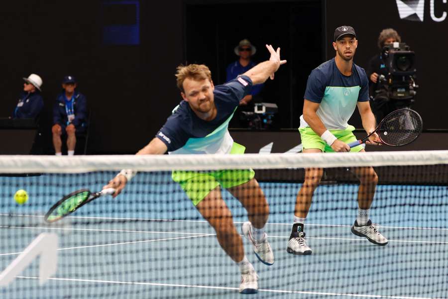 Kevin Krawietz (l.) kommt nicht an einen Ball im Halbfinale der Australian Open.