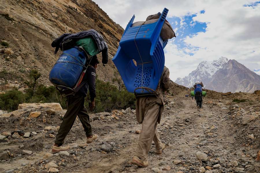 Se juegan la vida para llevar a los turistas a la cima