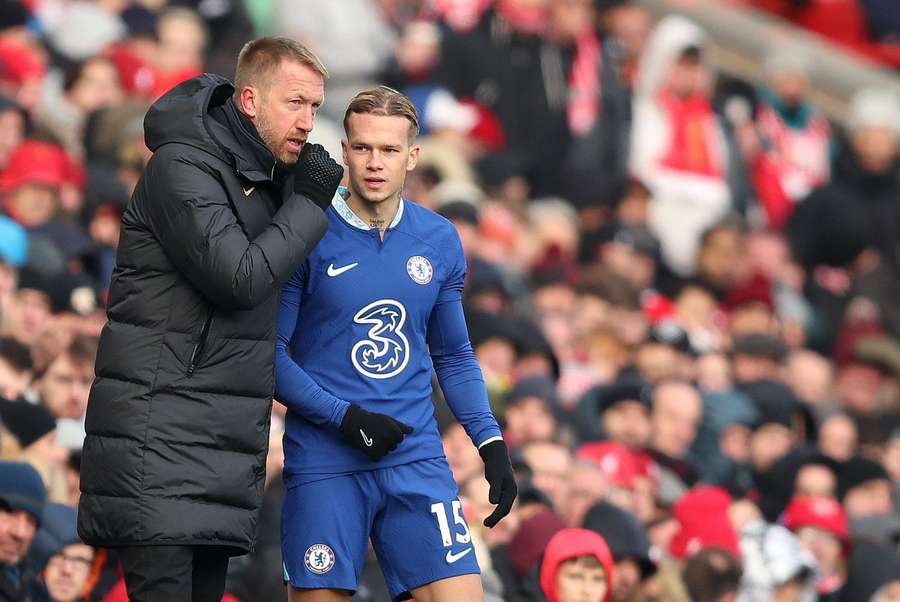 Graham Potter geeft Mykhaylo Mudryk instructies. De Oekraïense speler werd voor veel geld naar Londen gehaald.