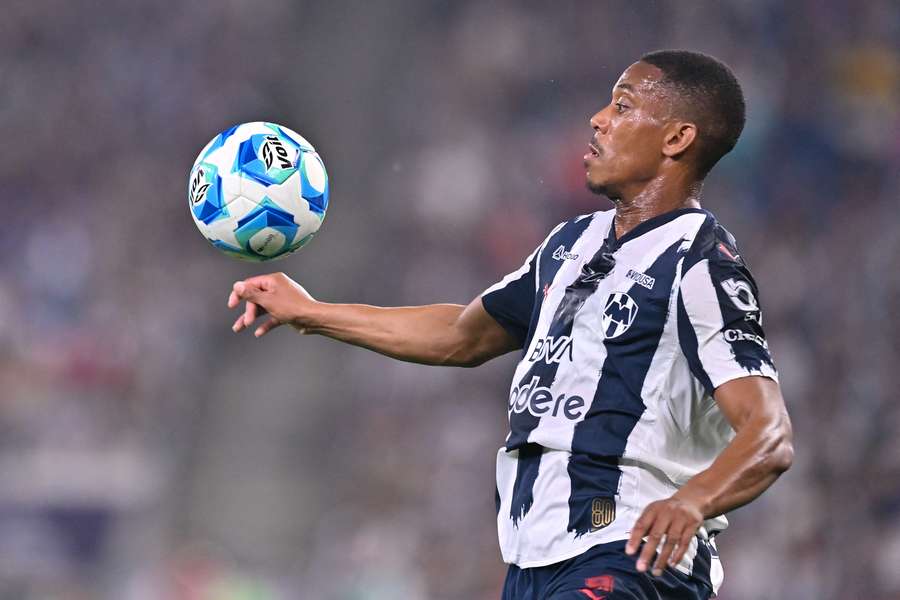 Anthony Martial parece peleado con el balón en el Monterrey
