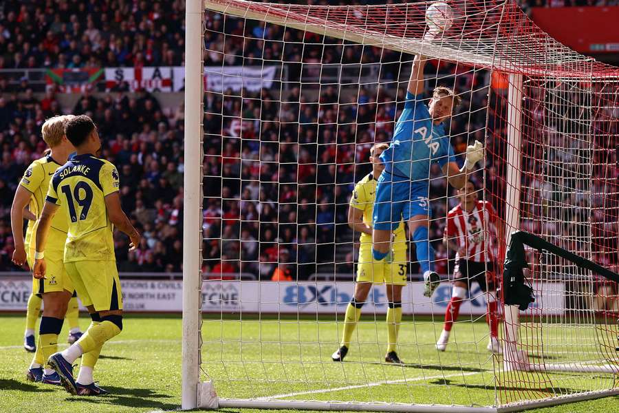 Kinský je znovu v bráně Tottenhamu. Kinský je znovu v bráně Tottenhamu.