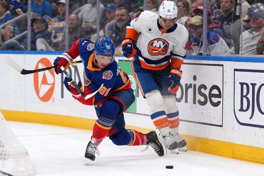 Holloway a Schenn v súboji za bránkou. Holloway a Schenn v súboji za bránkou.