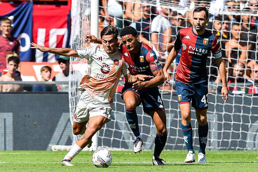 Paulo Dybala de la Roma (izquierda) y Koni De Winter del Genoa se disputan el balón