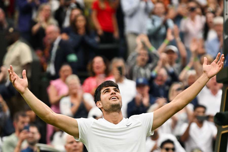 Carlos Alcaraz steht im Achtelfinale von Wimbledon.