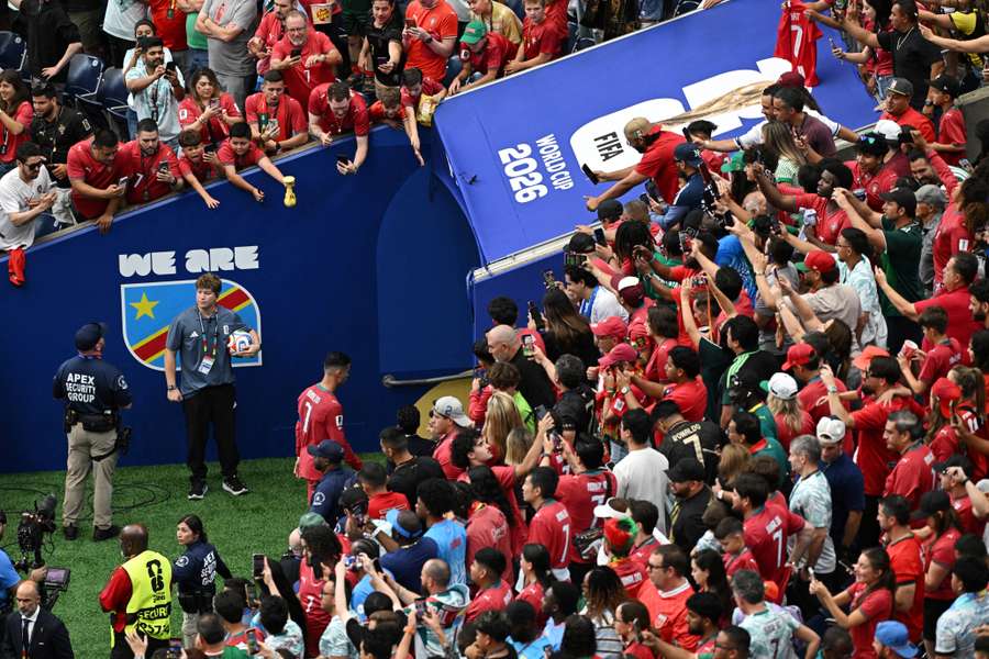 Adeptos acompanham saída de Cristiano Ronaldo do relvado