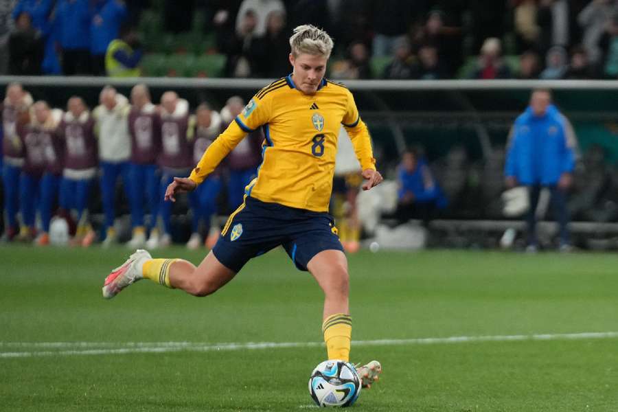 Sweden forward Lina Hurtig shoots and scores the winning goal in the penalty shootout against USA