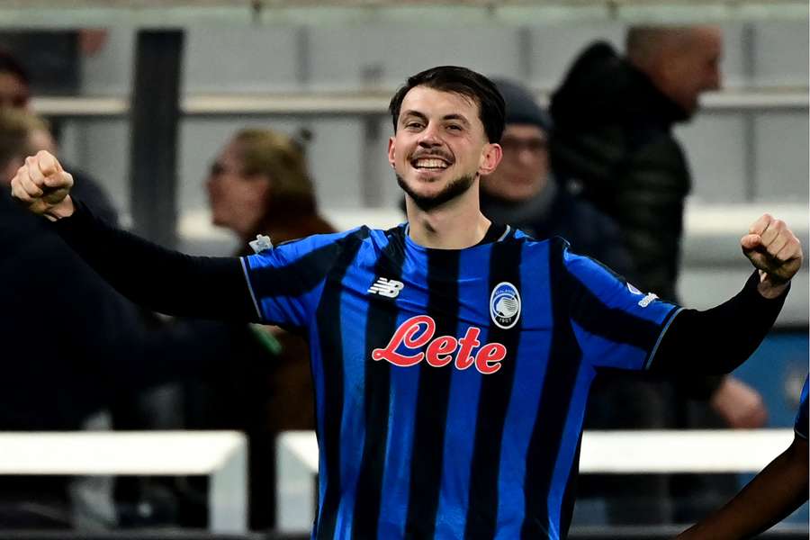 Lazar Samardzic celebra il gol contro il Borussia Dortmund