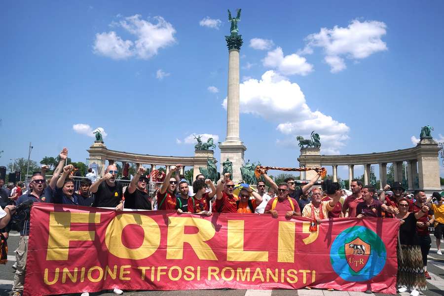 Fans van AS Roma op het Heldenplein op woensdagmiddag