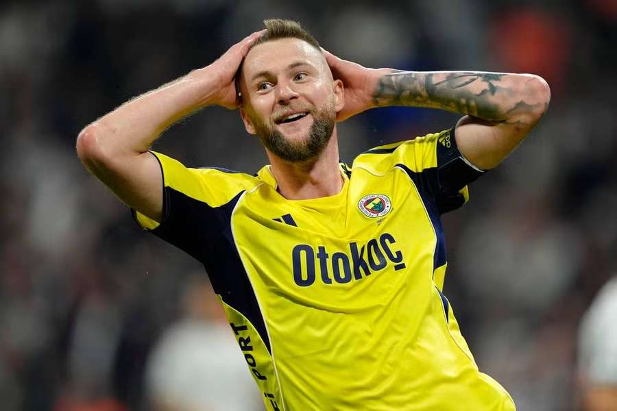 Barvy Fenerbahce hájí také Milan Škriniar. Barvy Fenerbahce hájí také Milan Škriniar.