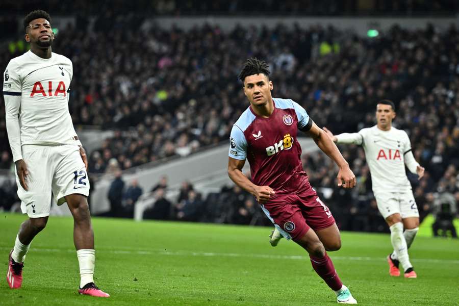 Ollie Watkins comemora gol da virada contra o Tottenham