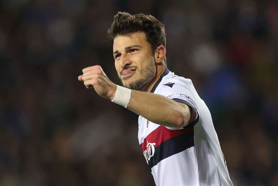 Riccardo Orsolini celebrando su gol