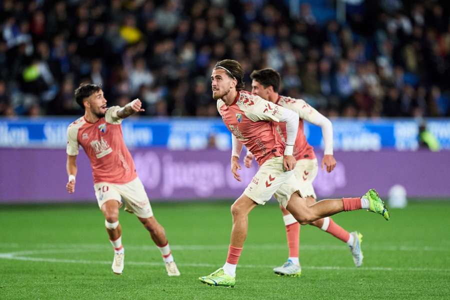Adrián Niño festeja com os companheiros o 0-1 do Málaga em Vitoria