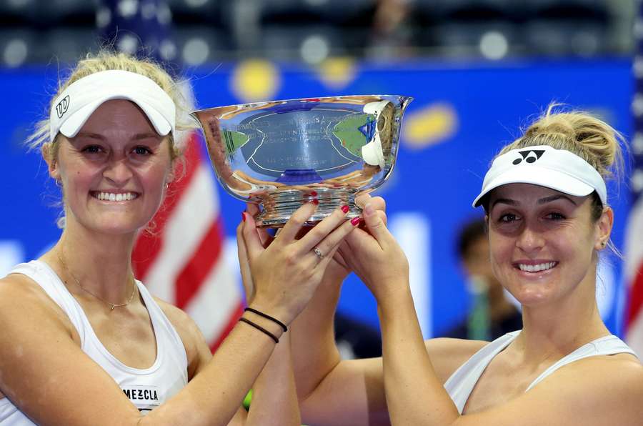 Routliffe and Dabrowski celebrate with the trophy after winning the women's doubles final