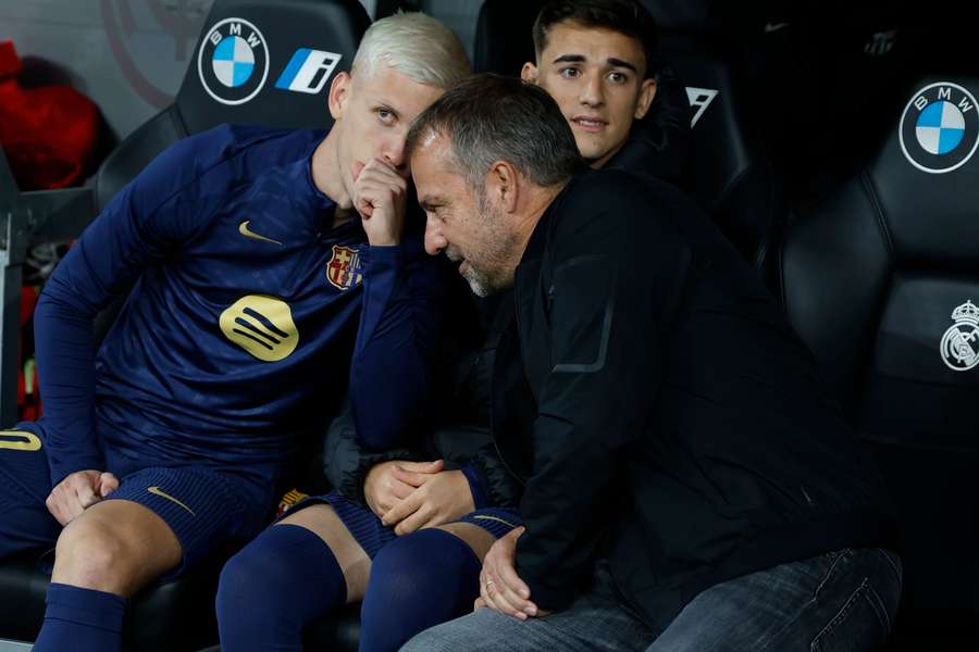 Hansi Flick (r.) darf Dani Olmo nach aktuellem Stand in der Rückrunde nicht einsetzen.