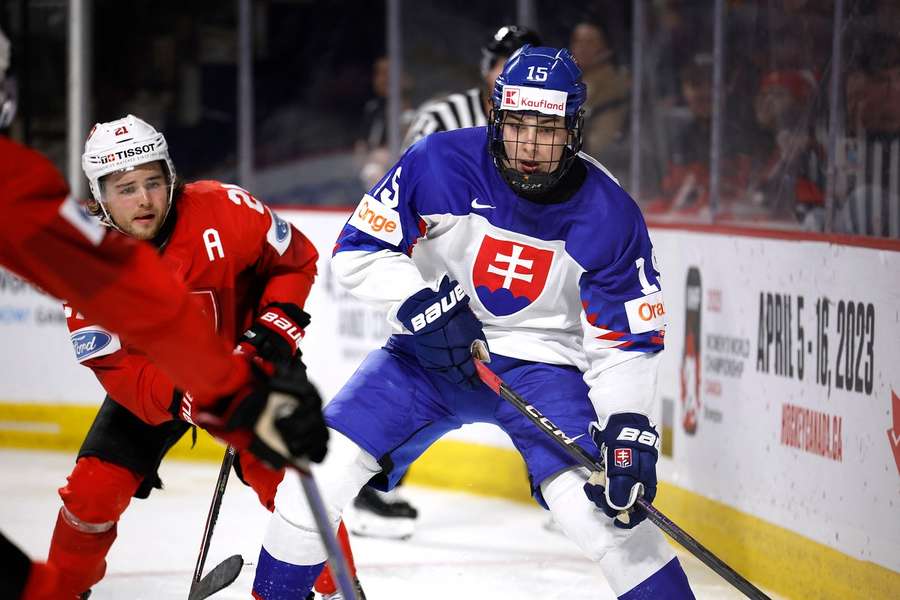 Dario Sadler bráni Dalibora Dvorského. Center druhého slovenského útoku vyhral štyri z trinástich vhadzovaní. 