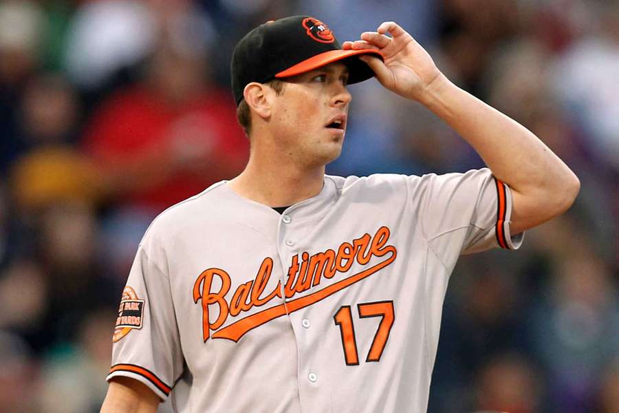 El ex lanzador de los Oriols de Baltimore Brian Matusz mirando hacia el outfield durante un partido contra los Medias Rojas.