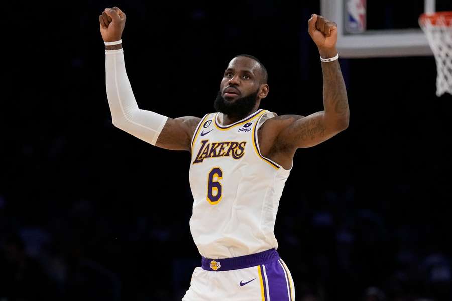 James má v NBA na kontě už 38 tisíc bodů, prohře Lakers ovšem nezabránil