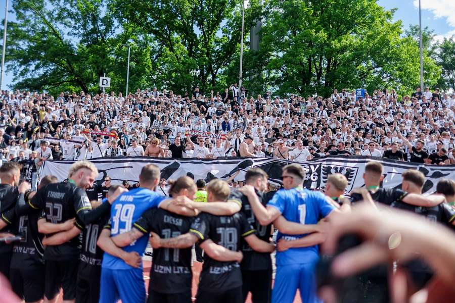 Mannschaft und Fans der SSV Ulm feierten im Mai die Rückkehr in die 2. Bundesliga.