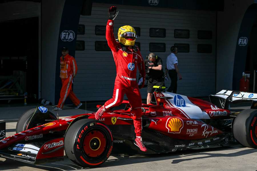 Lewis Hamilton festeggia la pole position in Cina