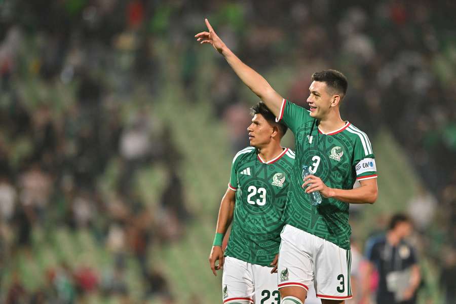 Jesús Gallardo et César Montes quittent la pelouse après le match amical entre le Mexique et l’Uruguay au Corona Stadium de Torreón, le 15 novembre 2025. Jesús Gallardo et César Montes quittent la pelouse après le match amical entre le Mexique et l’Uruguay au Corona Stadium de Torreón, le 15 novembre 2025.