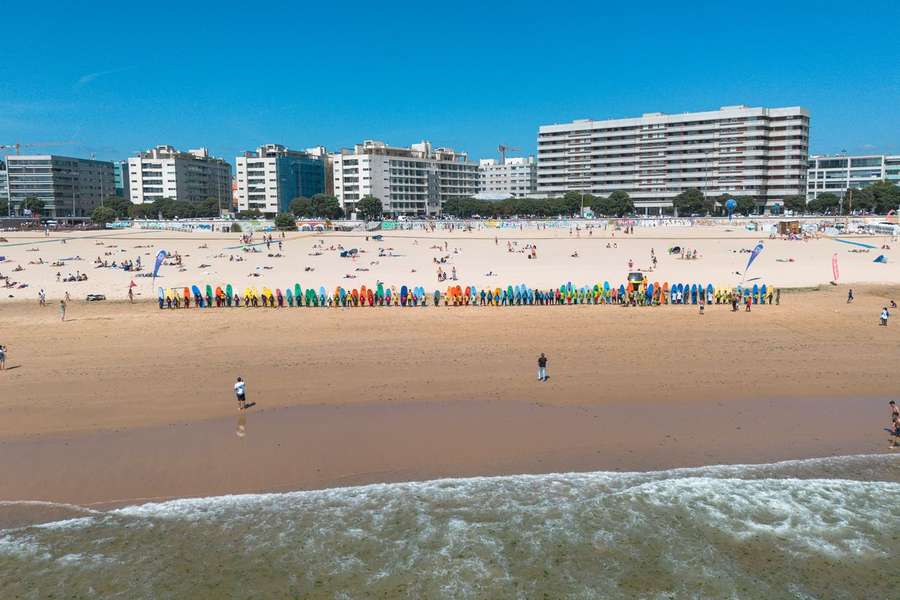 São esperados cerca de 100 surfistas para tentar bater o recorde