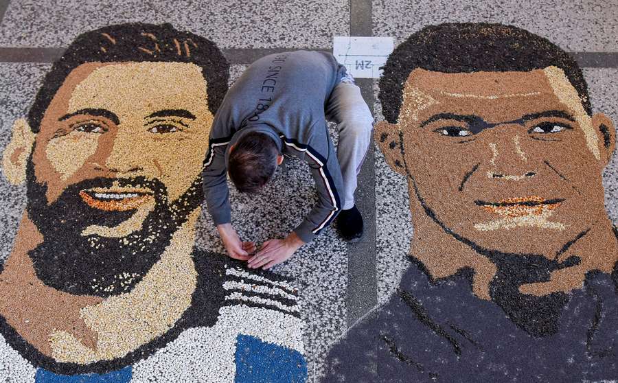 Mehr als das Duell Messi-Mbappé? Dieser kosovarische Mosaikkünstler lässt sich nicht in seiner Arbeit aufhalten