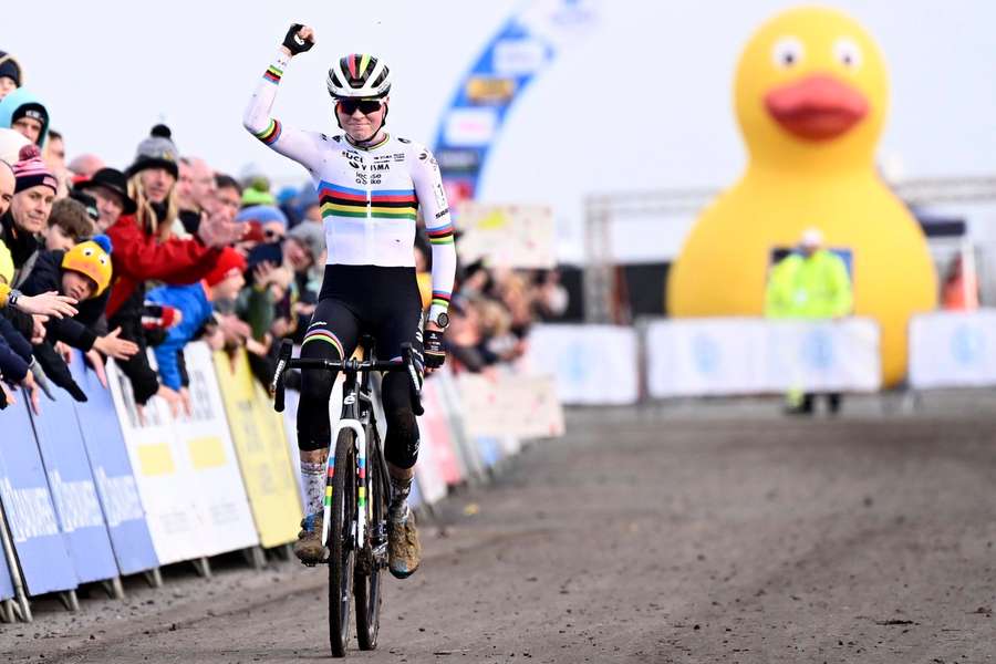 Fem van Empel komt als eerste over de finish in Koksijde