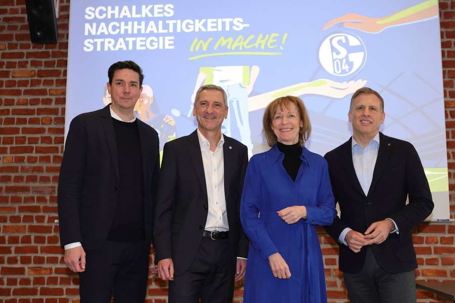 v.l. Sebastian Buntkirchen (Schalke 04), Dr. Bernd Schroder (Schalke 04 ) Gelsenkirchens Bürgermeisterin Karin Welge und Dr. Christian Kleinhans