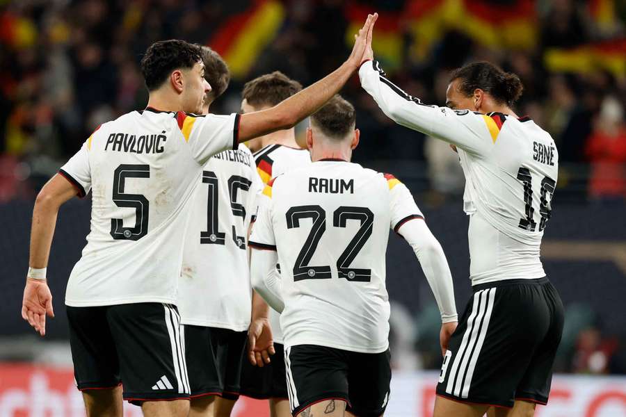 Leroy Sané portato in trionfo dopo il 4-0 Leroy Sané portato in trionfo dopo il 4-0