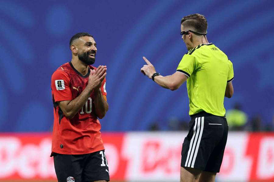 Mo Salah incredulo di fronte alle decisioni di François Letexier Mo Salah incredulo di fronte alle decisioni di François Letexier