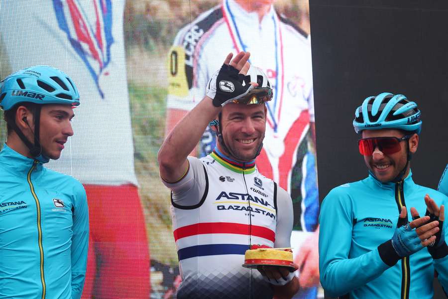 Mark Cavendish celebrates his birthday with a cake at the start of Sunday's stage