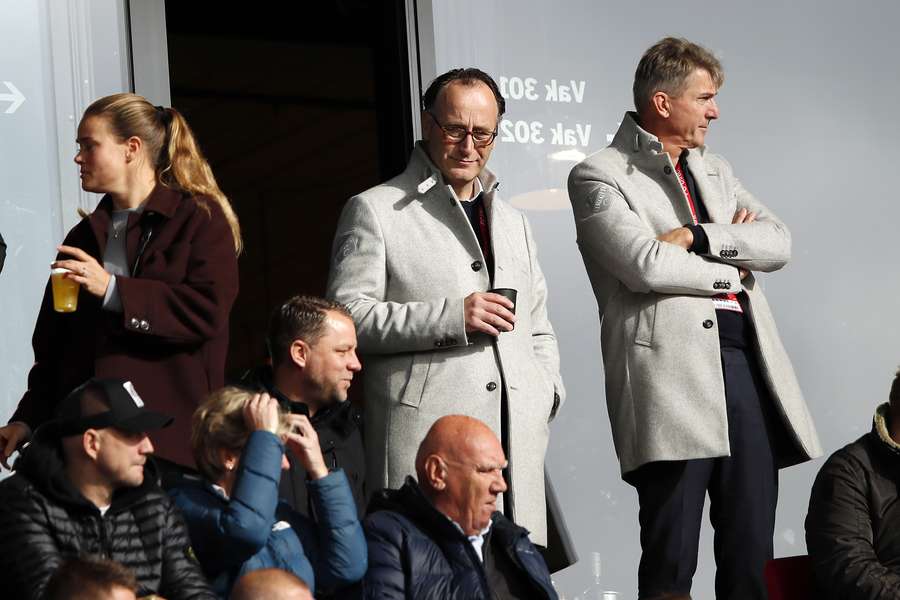 Thijs van Es (midden) was niet te spreken over de misdragende fans