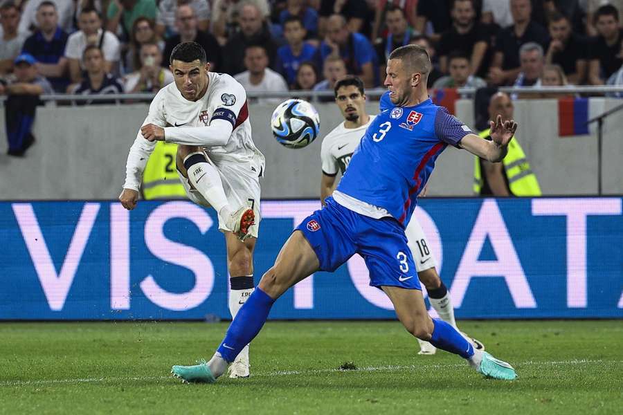Denis Vavro (R) vecht met Cristiano Ronaldo om de bal