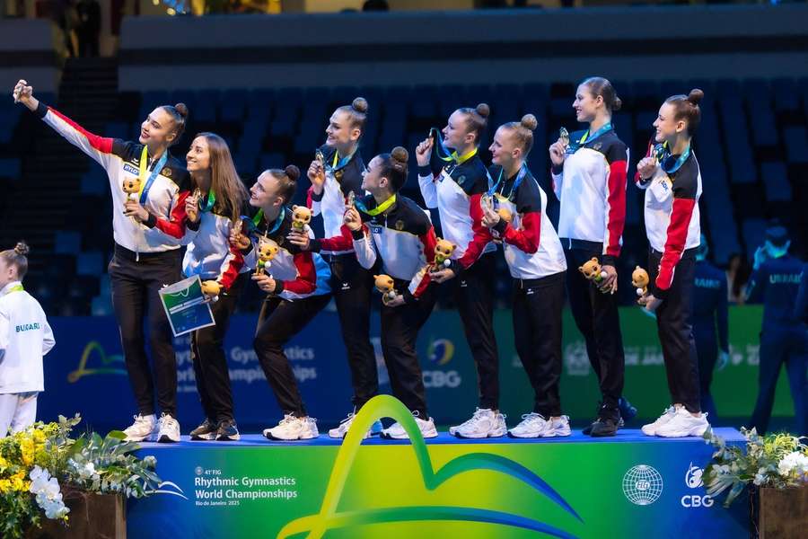 Das deutsche Team bejubelt die Goldmedaille in Rio de Janeiro.
