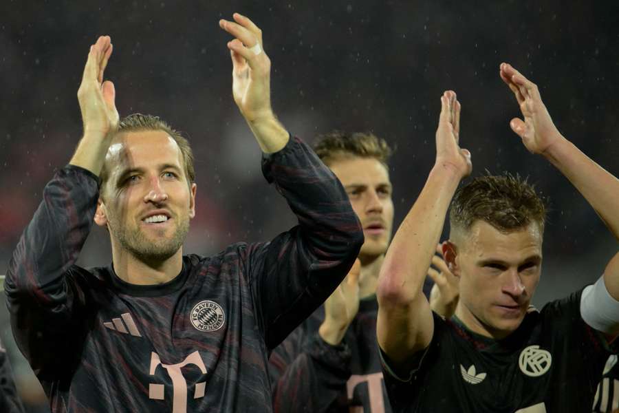 Kane e Kimmich applaudono i tifosi Kane e Kimmich applaudono i tifosi