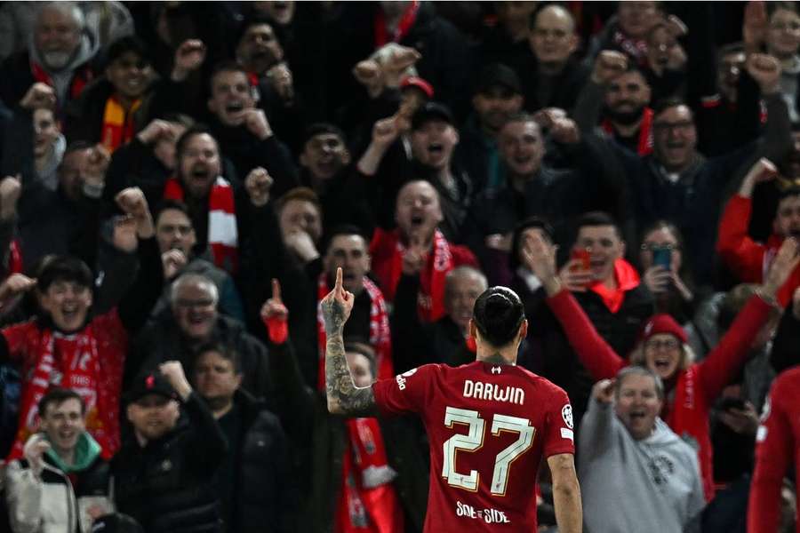 Darwin Núñez comemora primeiro gol em duelo na Inglaterra